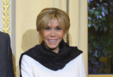 Brigitte Macron ziet er chic uit in witte jurk en pumps op Paris Peace Forum – Schoenennieuws