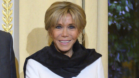 Brigitte Macron ziet er chic uit in witte jurk en pumps op Paris Peace Forum – Schoenennieuws